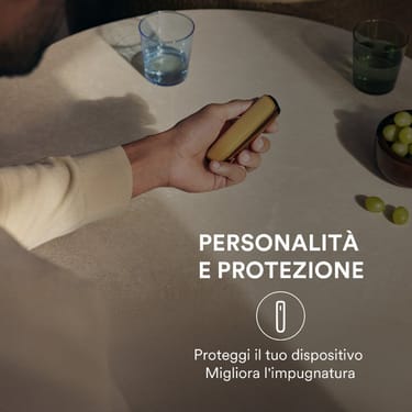 Mano che tiene la cover posteriore per Ploom AURA per migliorare impugnatura e protezione del dispositivo