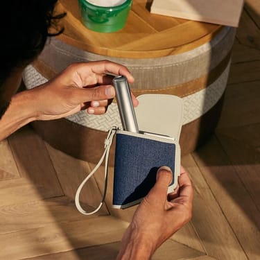 Una mano che tiene un accessorio della custodia Ploom Duo Denim Leather Fusion