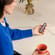 Donna che tiene un dispositivo Ploom con pannello frontale Lavender