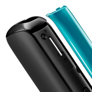 Primo piano del pannello frontale Ploom Aura in Ocean Blue, staccato dal dispositivo.