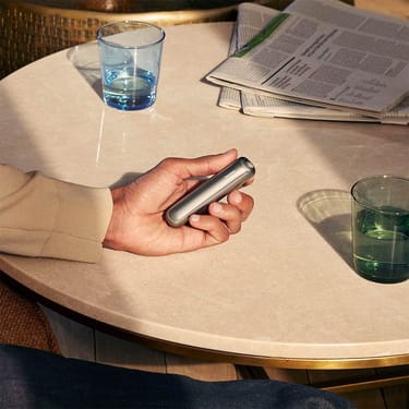 La Ploom AURA Lunar Silver è un dispositivo elegante e pratico