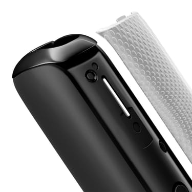Primo piano del pannello frontale Ploom Aura con motivo Lunar Silver, staccato dal dispositivo.