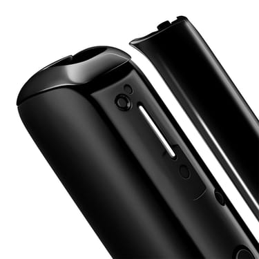 Primo piano del pannello frontale Ploom Aura Jet Black, staccato dal dispositivo.