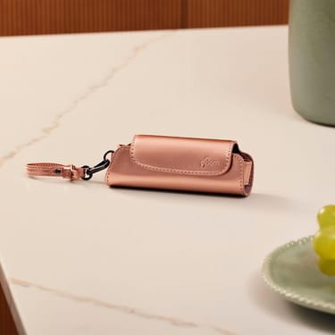 Accessorio Ploom Aura Rose Gold Custodia singola su un tavolo