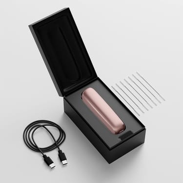 Hand holding the Ploom AURA Rose Gold.