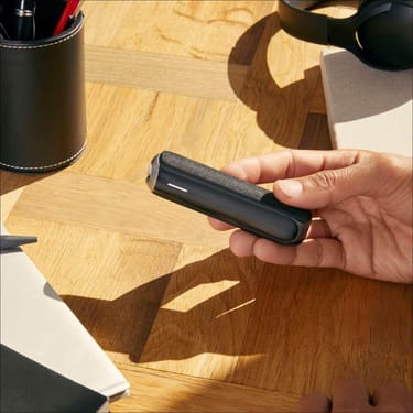 Una mano mostra una Cover Posteriore Jet Black su un dispositivo Ploom AURA