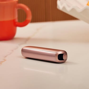 Il dispositivo Ploom AURA Rose Gold è un compagno discreto