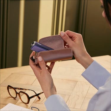 Utente che apre un Ploom Custodia singola Rose Gold