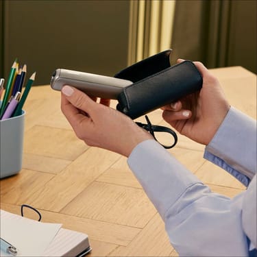 Accessorio Ploom Aura Jet Black Custodia singola su un tavolo
