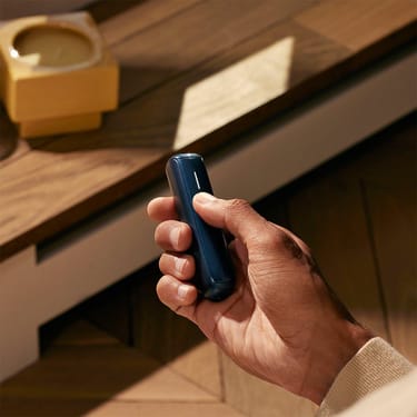 La Ploom AURA Navy Blue è un dispositivo elegante e pratico, facile da tenere in mano