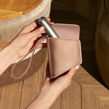 Una mano che tiene un accessorio della custodia Ploom Duo Rose Gold