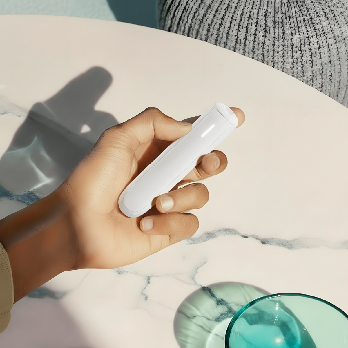 La Ploom AURA Glacier White è un dispositivo elegante e pratico, facile da tenere in mano