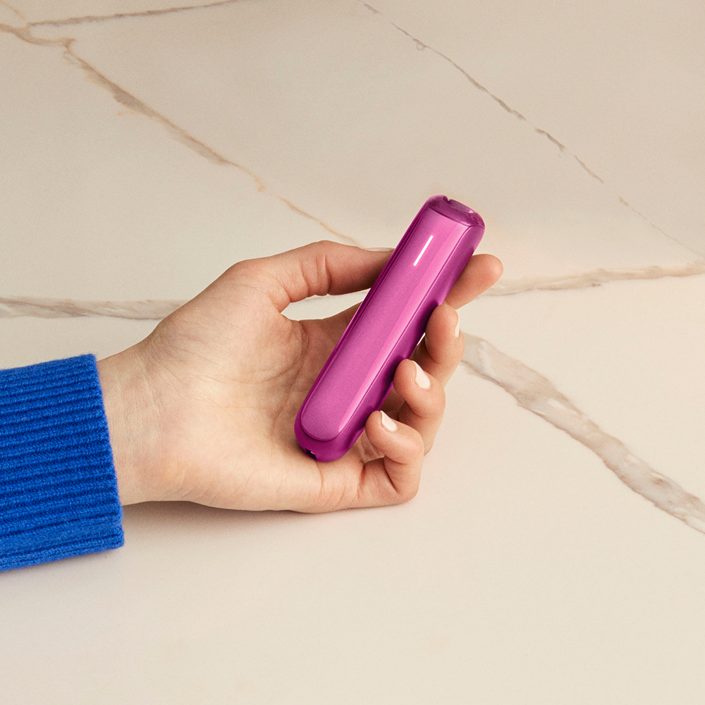 La Ploom AURA Fuchsia Flair è un dispositivo elegante e pratico, facile da tenere in mano